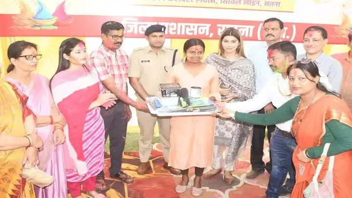 सतनाः कलेक्टर बंगले मे होली खेल बच्चों के चेहरों पर बिखरे खुशियों के रंग