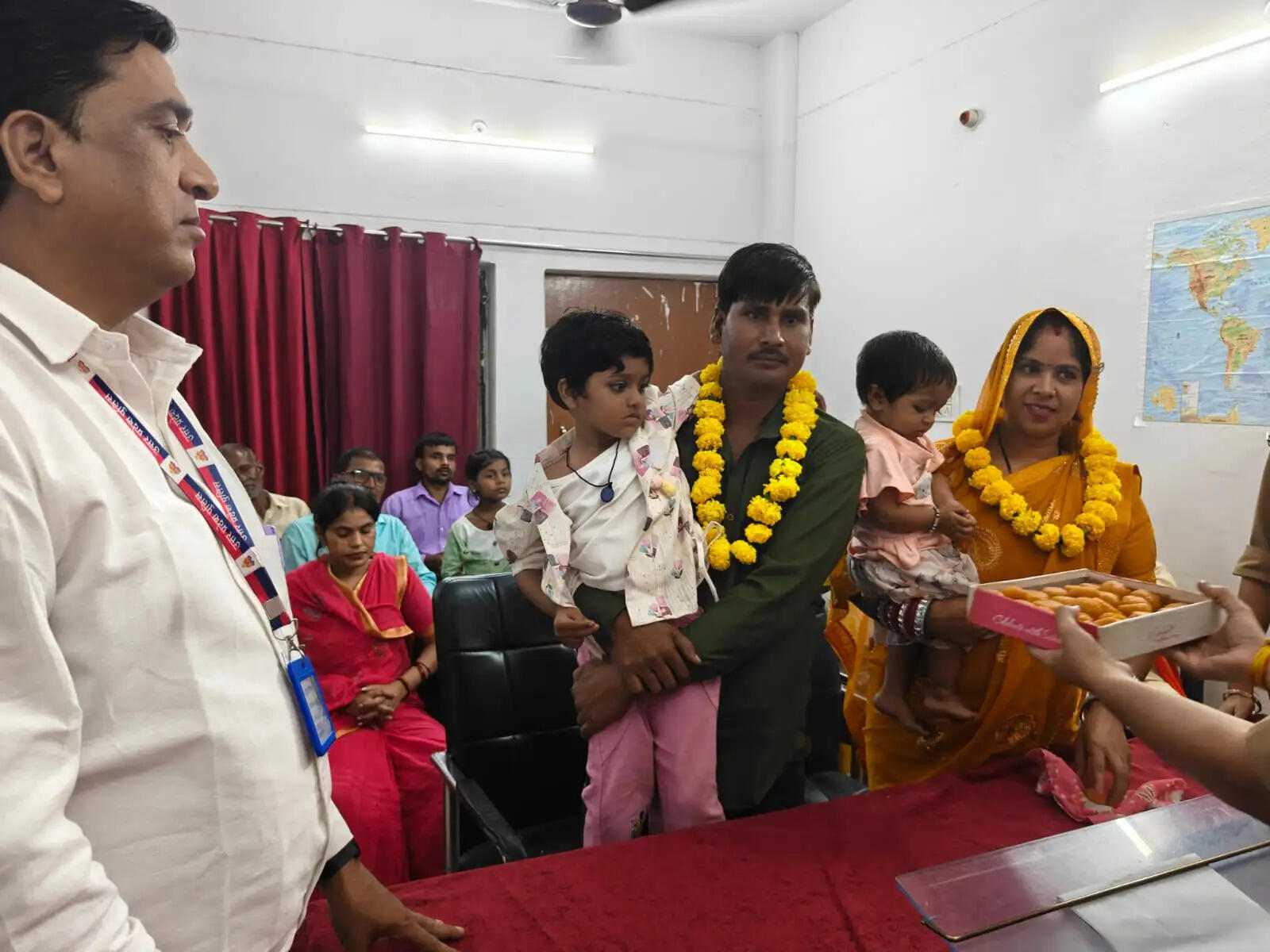 औरैया में काउंसलिंग से फिर जुड़े 329 परिवार, दंपतियों को उपहार देकर किया सम्मानित