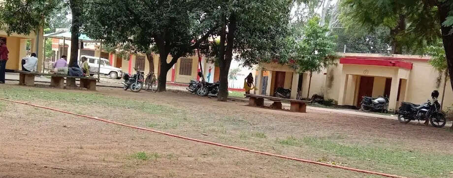 जर्जर भवन में कार्यालय शिफ्टिंग पर बवाल, आंगनबाड़ी कार्यकत्रियों ने किया विरोध