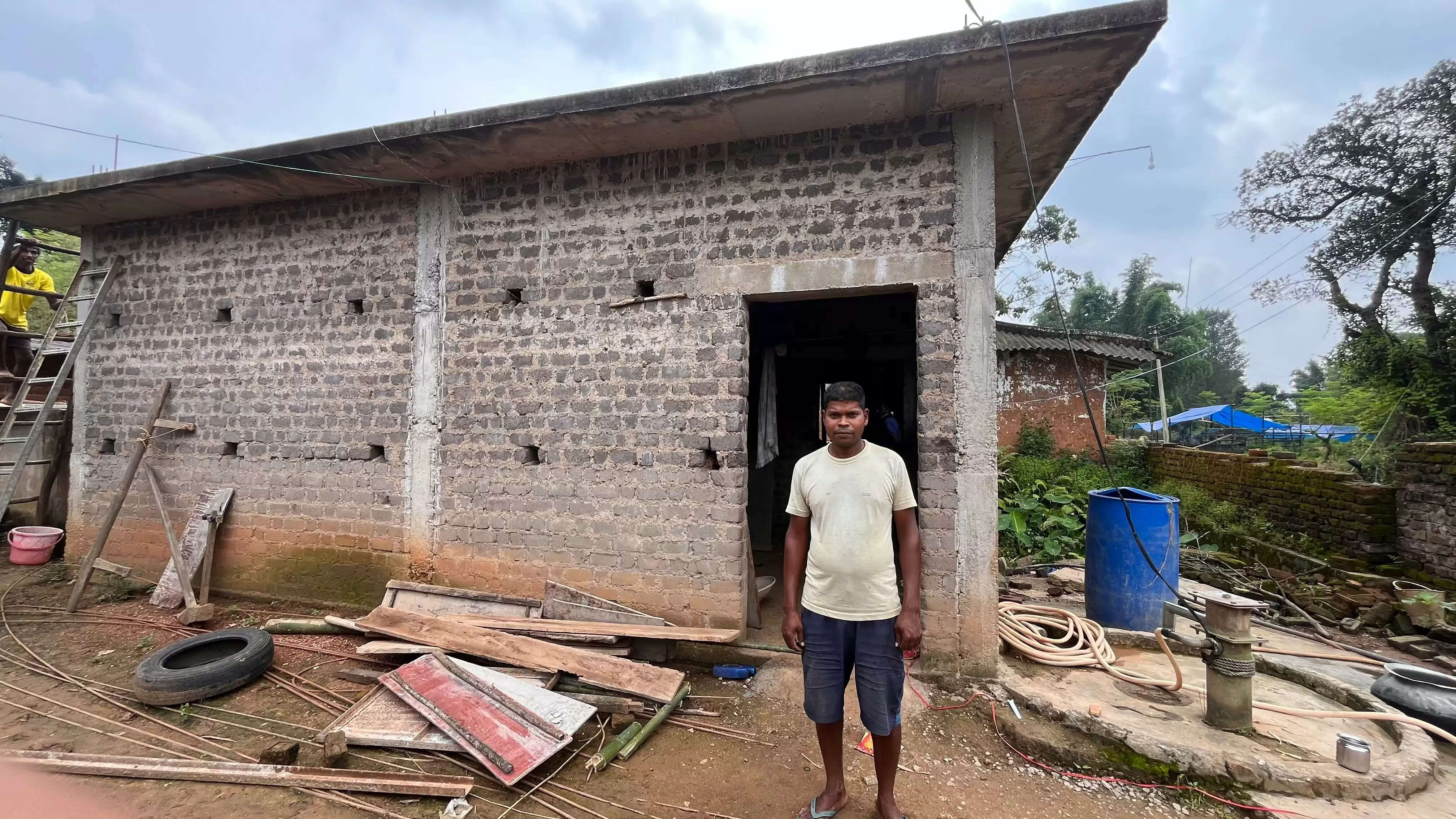 जशपुर: प्रधानमंत्री आवास योजना से आर्थिक रूप से कमजोर परिवार को मिला पक्का घर