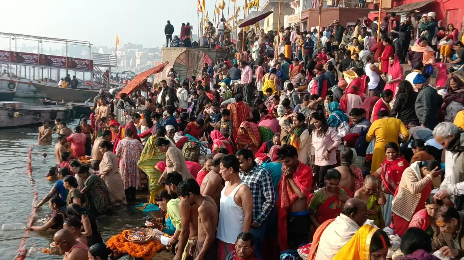 मकर संक्रांति : काशी में लाखों श्रद्धालुओं ने पुण्य सलिला गंगा में लगाई आस्था की डुबकी, किया दानपुण्य