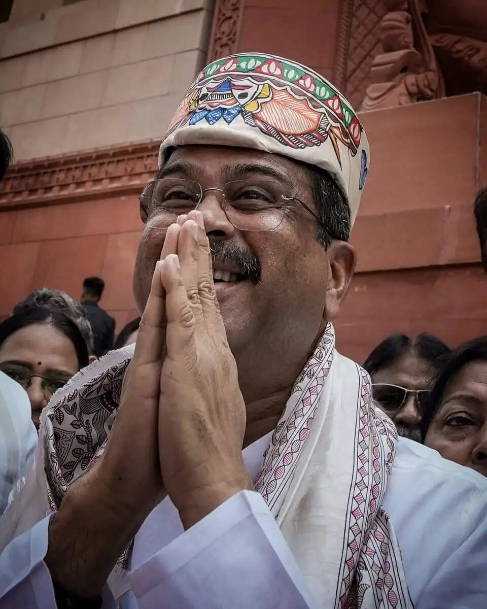 इस्तीफे के बाद संसद पहुंचे धर्मेंद्र प्रधान, बोले- मैं स्ट्रीट फाइटर हूं, एसी रूम एक्टिविस्ट नहीं