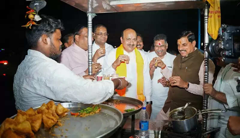 जबलपुरः मुख्यमंत्री डॉ. यादव ने काफिला रोक कर शंकर चाट भंडार में पी चाय