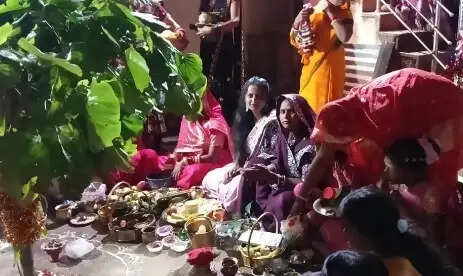 करम पर्व पर करम डाली और लाल पाढ साडी से जगमग हुआ झारखंड, अखडा में झूमते रहे श्रद्धालु