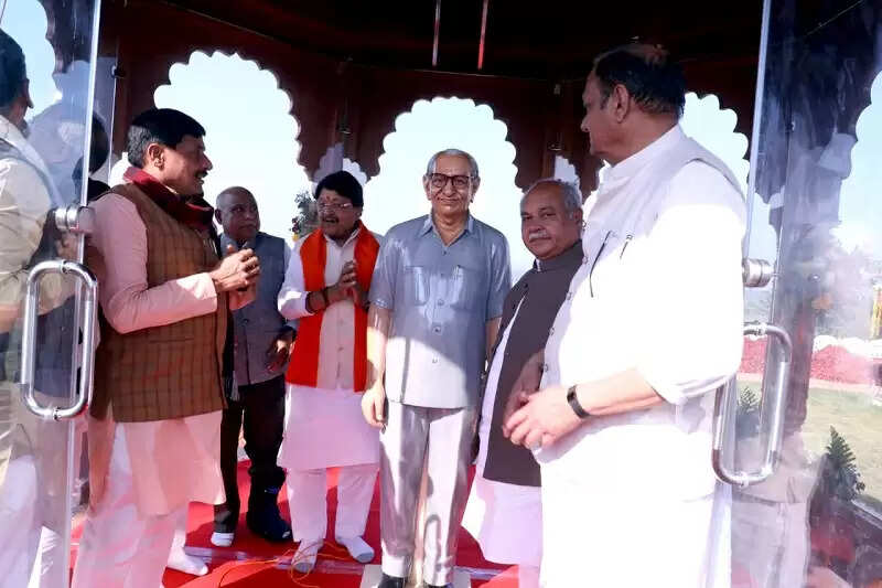 मप्रः मुख्यमंत्री ने ग्राम सुजापुर में पूर्व सांसद स्व. लक्ष्मी नारायण पांडेय की प्रतिमा का किया अनावरण