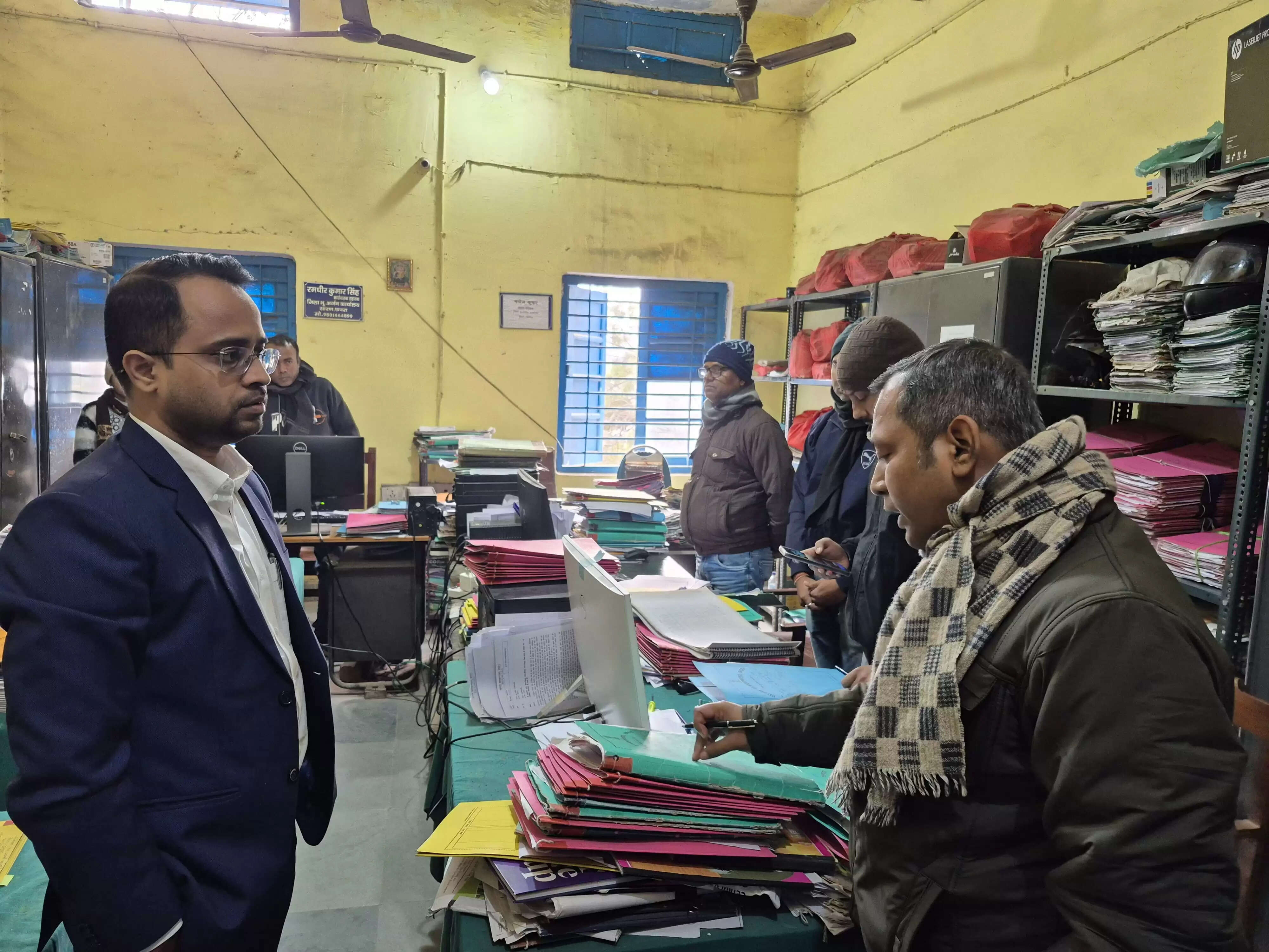 मुआवजा भुगतान में देरी पर जिलाधिकारी सख्त भू-अर्जन पदाधिकारी से मांगा स्पष्टीकरण