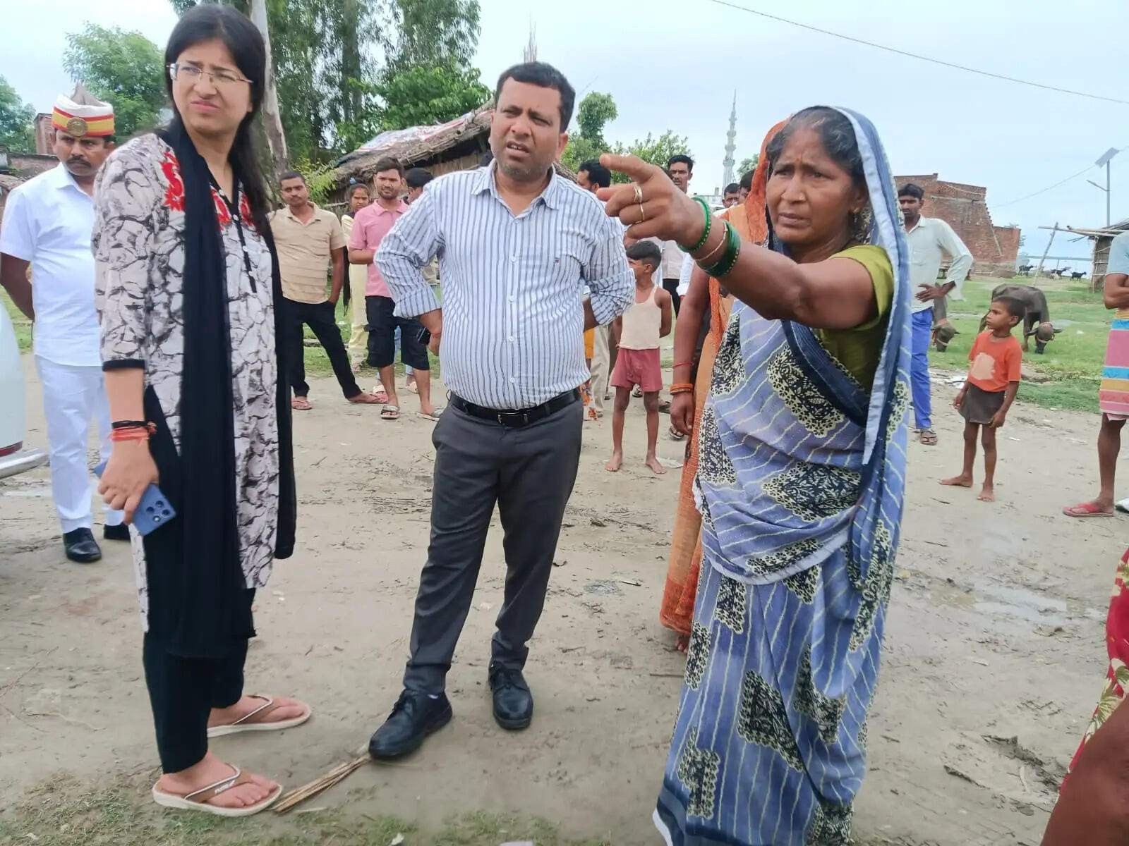 सरयू के बढ़ते जलस्तर से प्रशासन अलर्ट, एडीएम ने बाढ़ प्रभावित गांवों का लिया जायजा