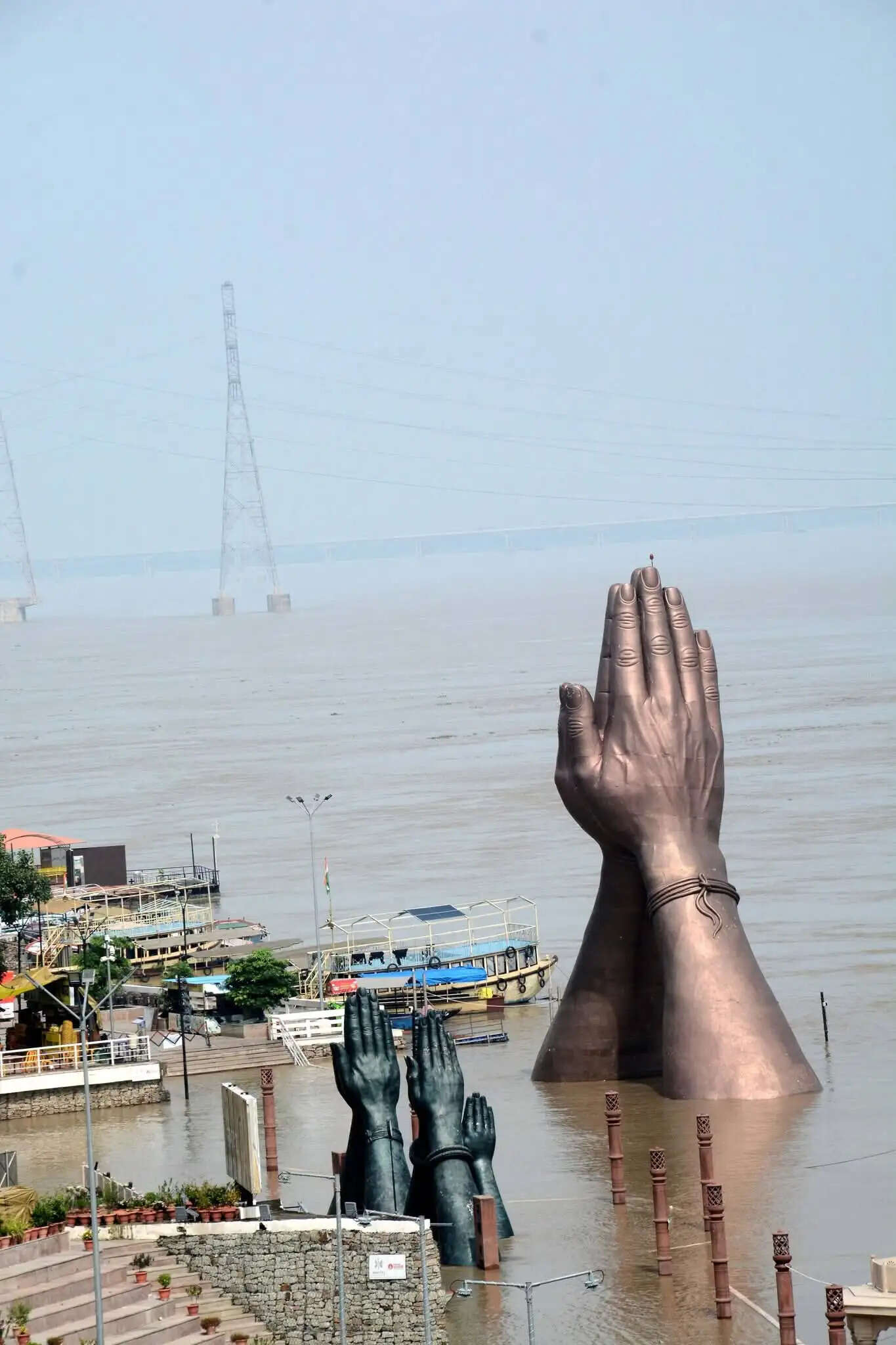 वाराणसी : नमो घाट की ऊपरी सीढ़ी तक पहुंचा बाढ़ का पानी, चेतावनी बिंदु से महज 28 सेमी दूर