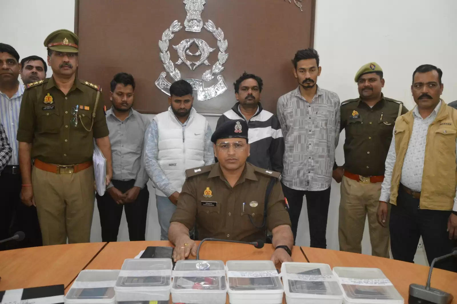 गाजियाबाद पुलिस ने चार साइबर ठग गिरफ्तार,14 लाख की नगदी व अन्य उपकरण बरामद