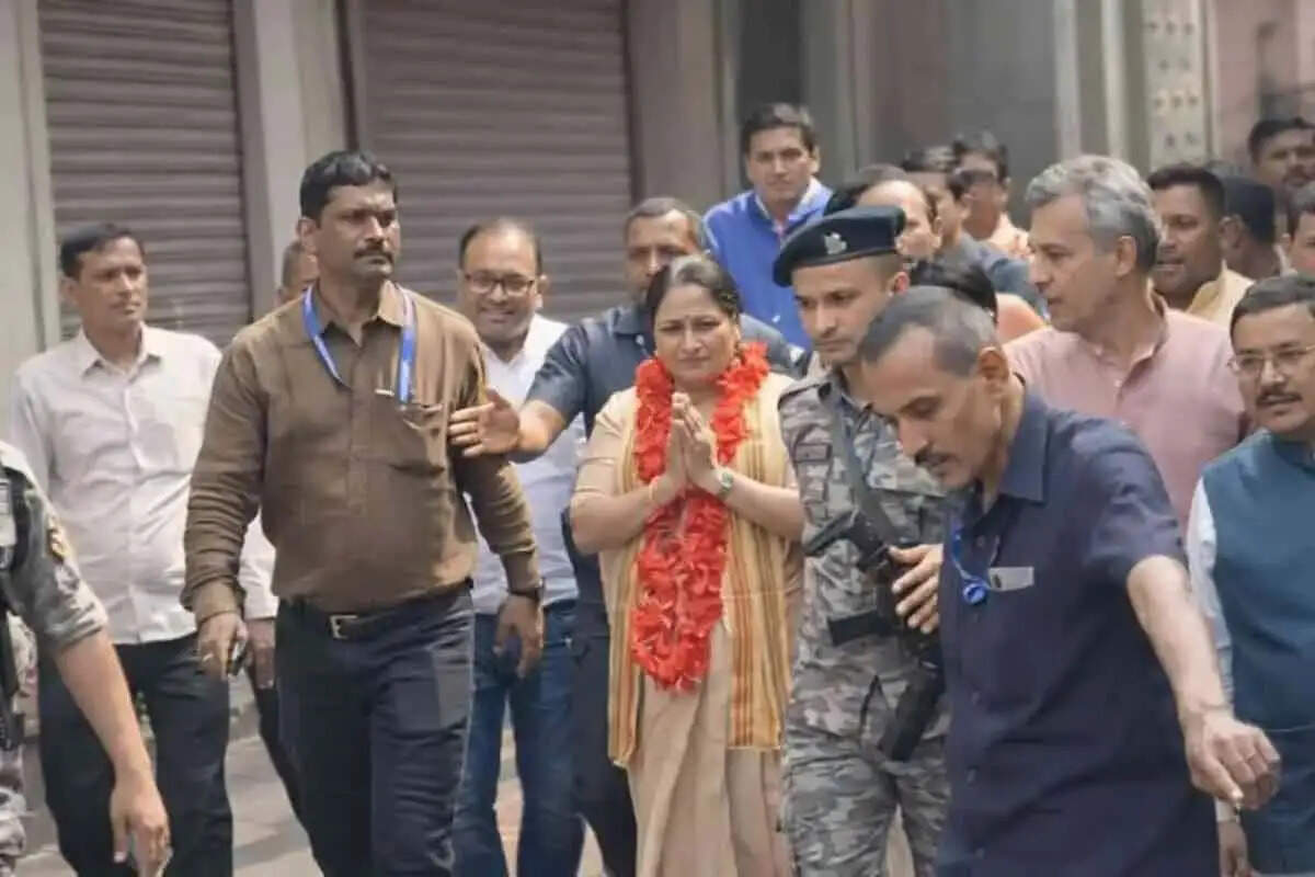 कोलकाता के कालीघाट पहुंची दिल्ली की मुख्यमंत्री रेखा गुप्ता, की पूजा-अर्चना