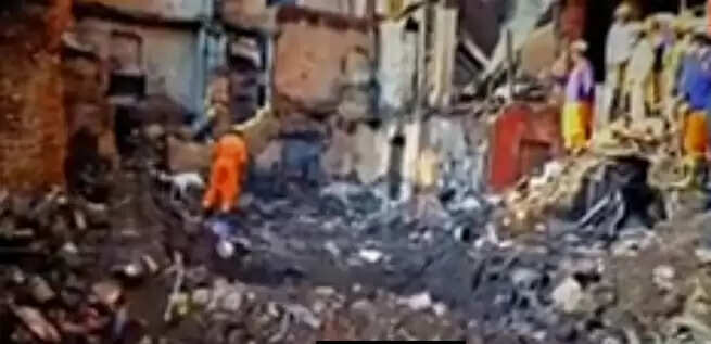 अर्की अग्निकांड: मलबे में दबे दो नेपाली परिवार अभी भी लापता, सर्च ऑपरेशन जारी