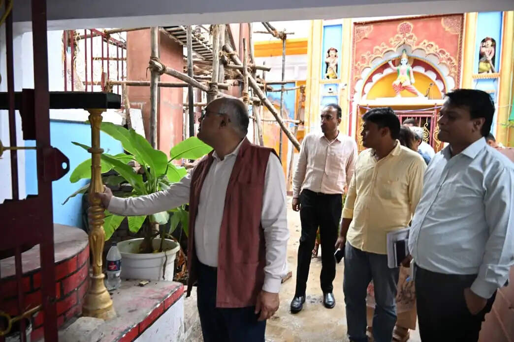 107 साल प्राचीन राधा-कृष्ण मंदिर में बढ़ेंगी श्रद्धालुओं की सुविधाएं, जिलाधिकारी ने तय की समयसीमा