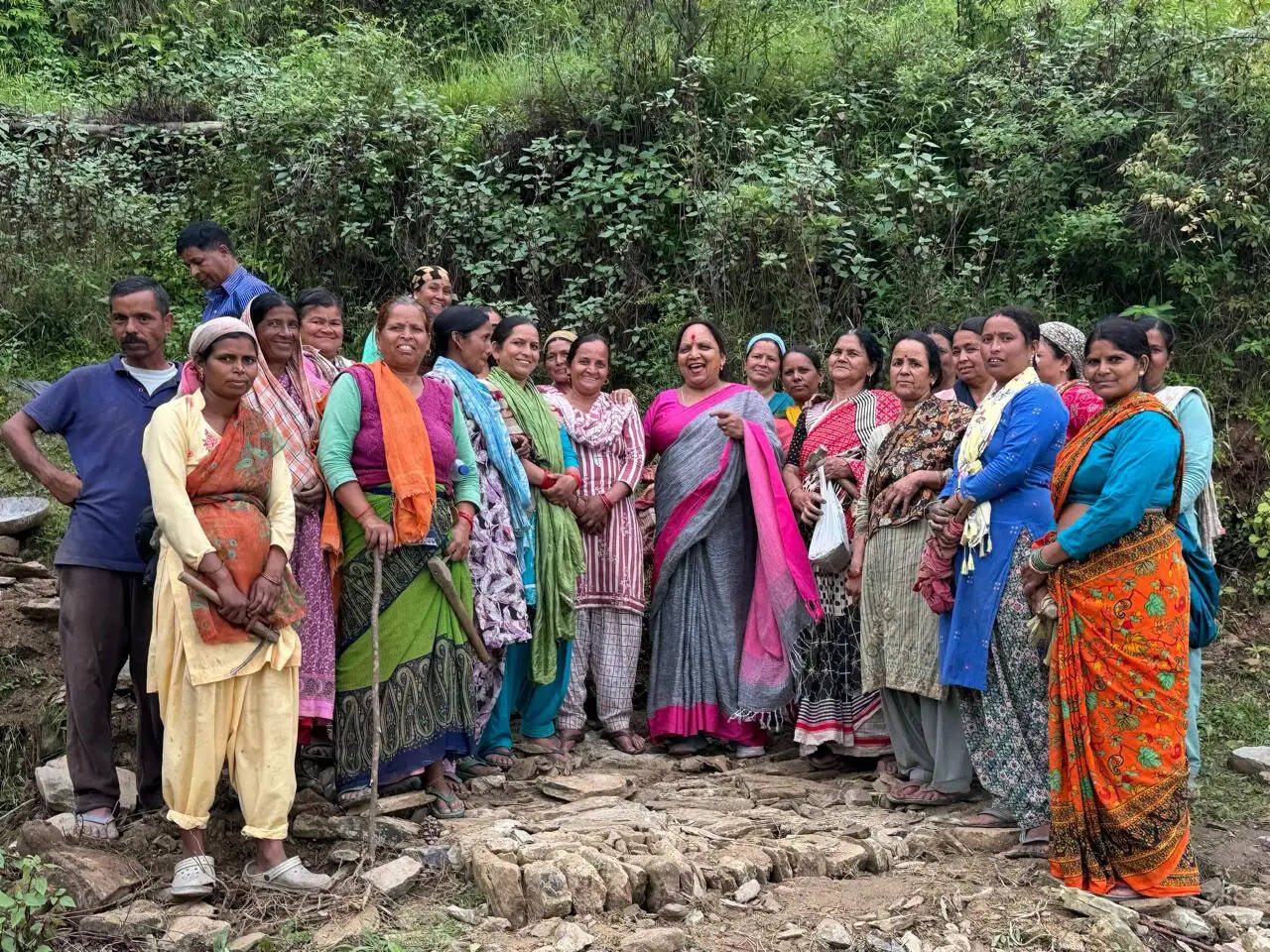 थपलियाल गांव बड़ईगांव में ग्रामीणों से मिलीं कांग्रेस नेता अरुणा