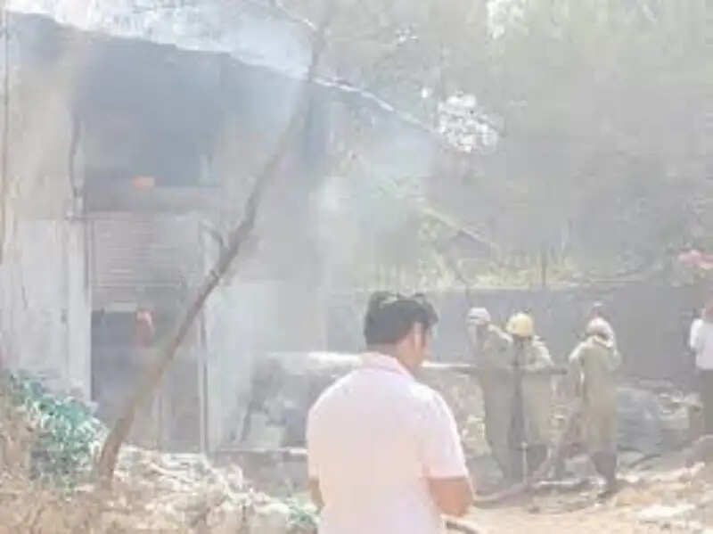 इंदौर में रूई के गोदाम में लगी&nbsp;भीषण आग, शॉर्ट सर्किट की आशंका, दमकल की टीम ने संभाला मोर्चा