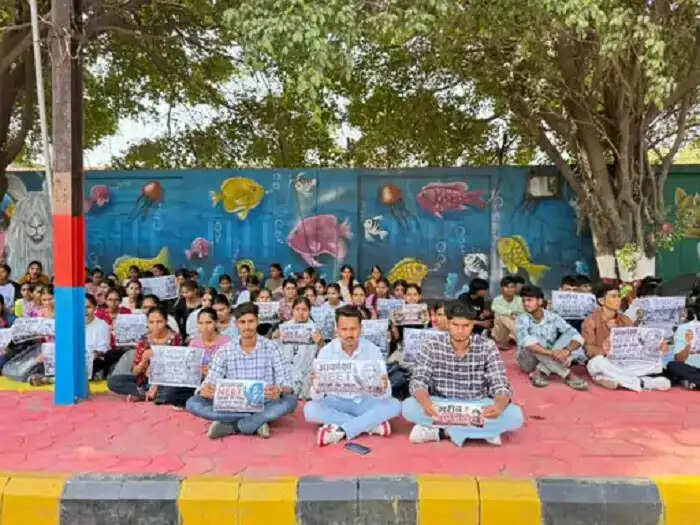इंदौर:&nbsp;आकांक्षा योजना में अनियमितताओं का आरोप, छात्रों का कलेक्टर ऑफिस के बाहर धरना