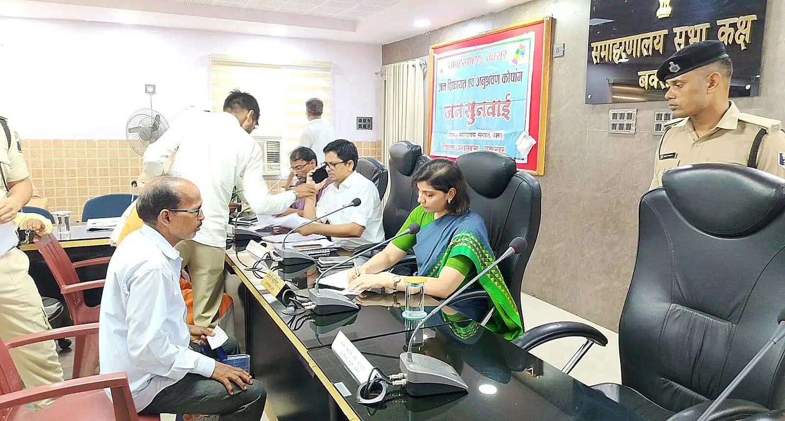 बक्सर डीएम ने की जन सुनवाई, 42 आवेदनों के त्वरित निस्तारण का दिया निर्देश
