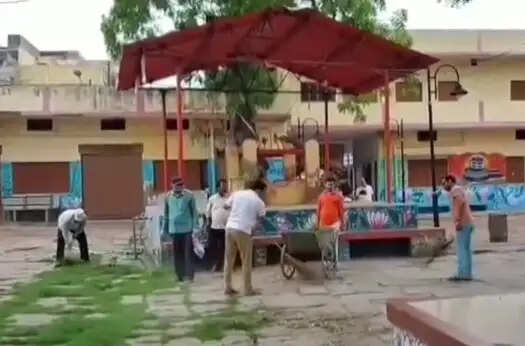 वाराणसी : राष्ट्रीय स्वयंसेवक संघ की चाणक्य शाखा के कार्यकर्ताओं ने चलाया स्वच्छता अभियान