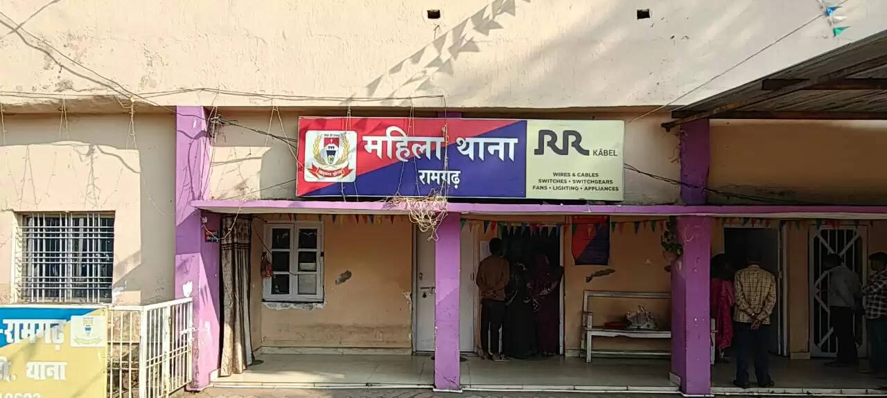 दहेज में नहीं मिले दो लाख , तो पत्नी को घर से निकाला