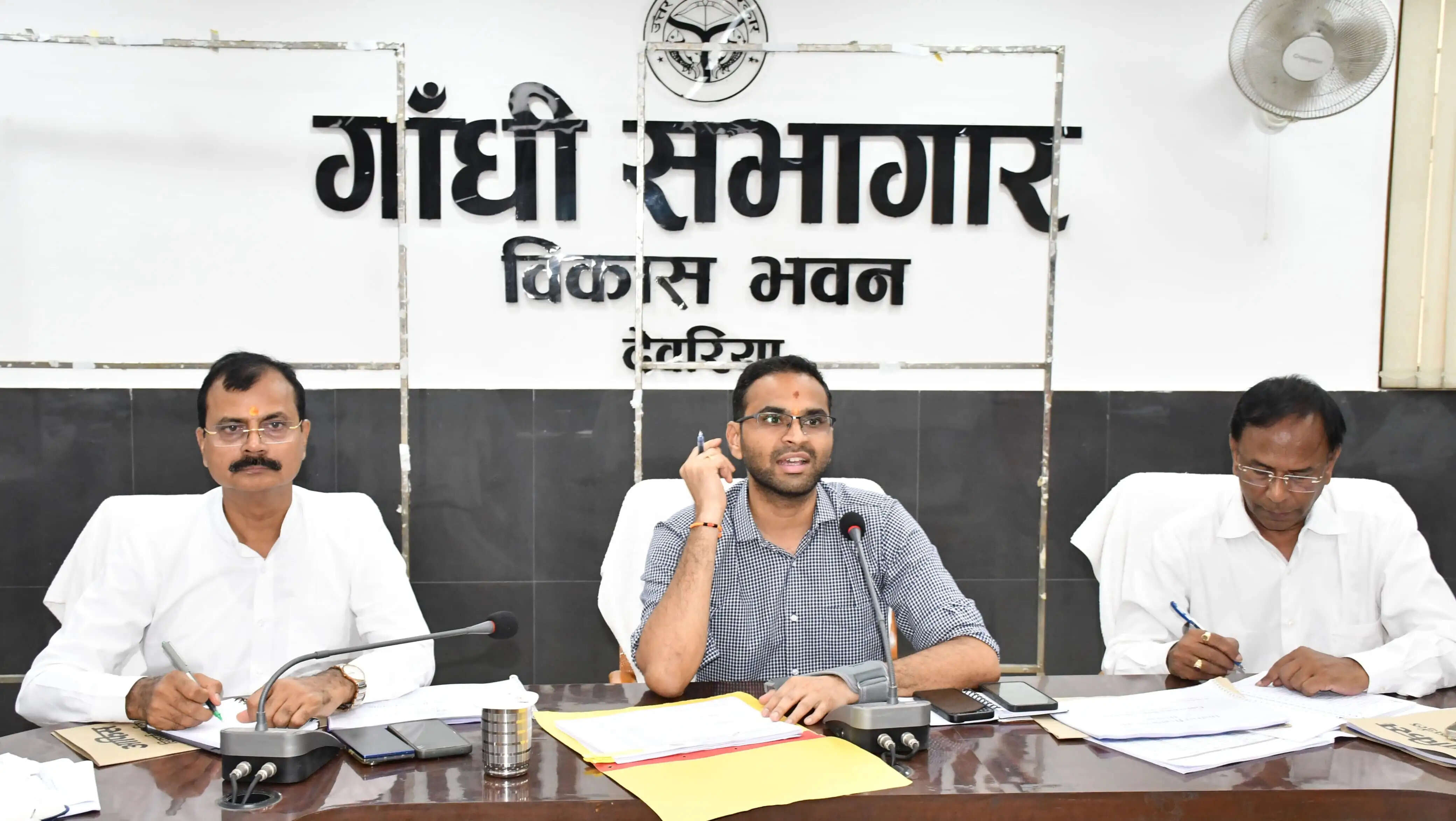 देवरिया : स्वास्थ्य विभाग के लापरवाह 30 सीएचओ का वेतन रोका, नोटिस जारी