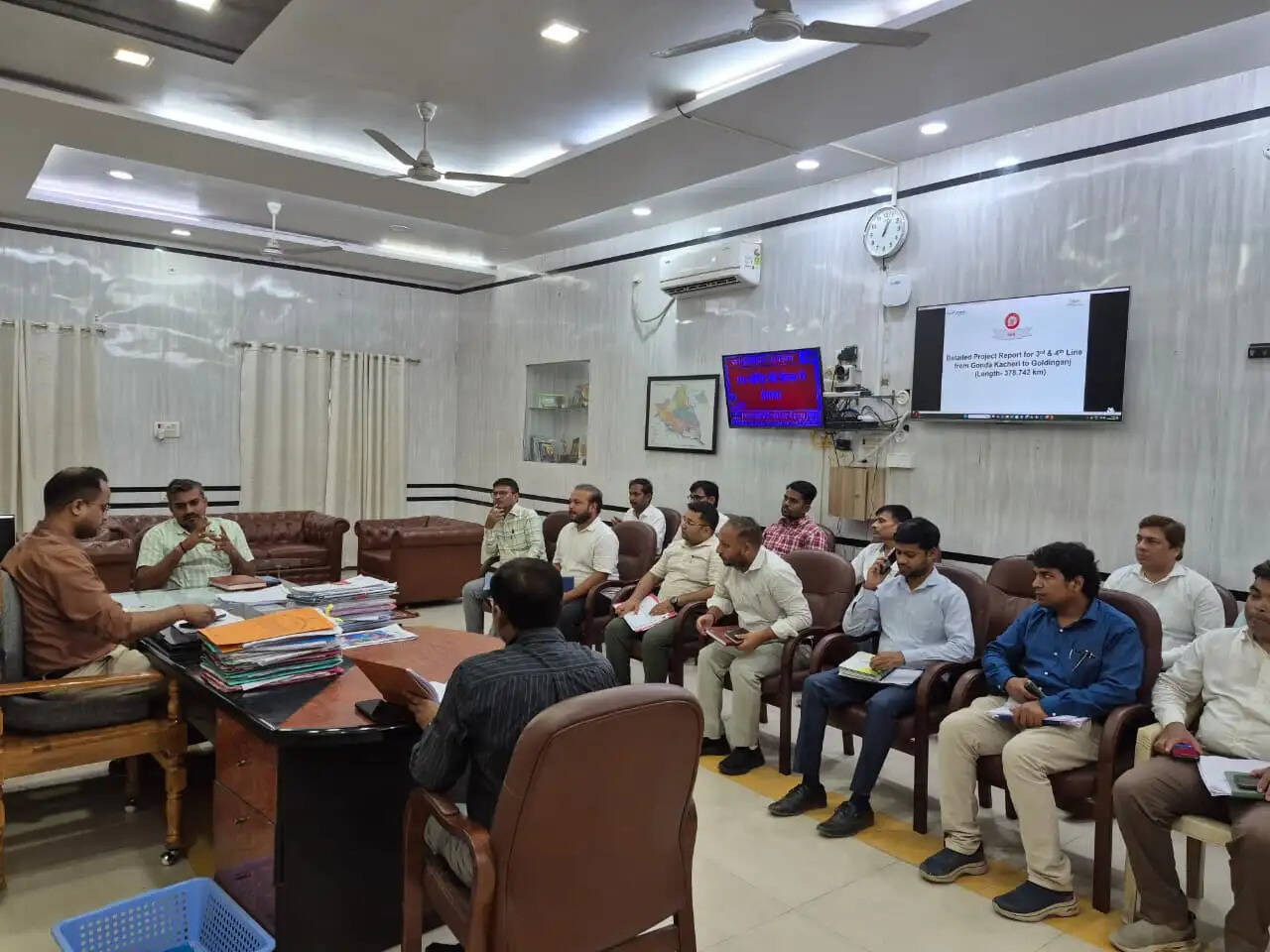 गोण्डा कचहरी से गोल्डनगंज तक प्रस्तावित तीसरी व चौथी रेलवे लाइन परियोजना को लेकर जिलाधिकारी ने की उच्चस्तरीय समीक्षा बैठक