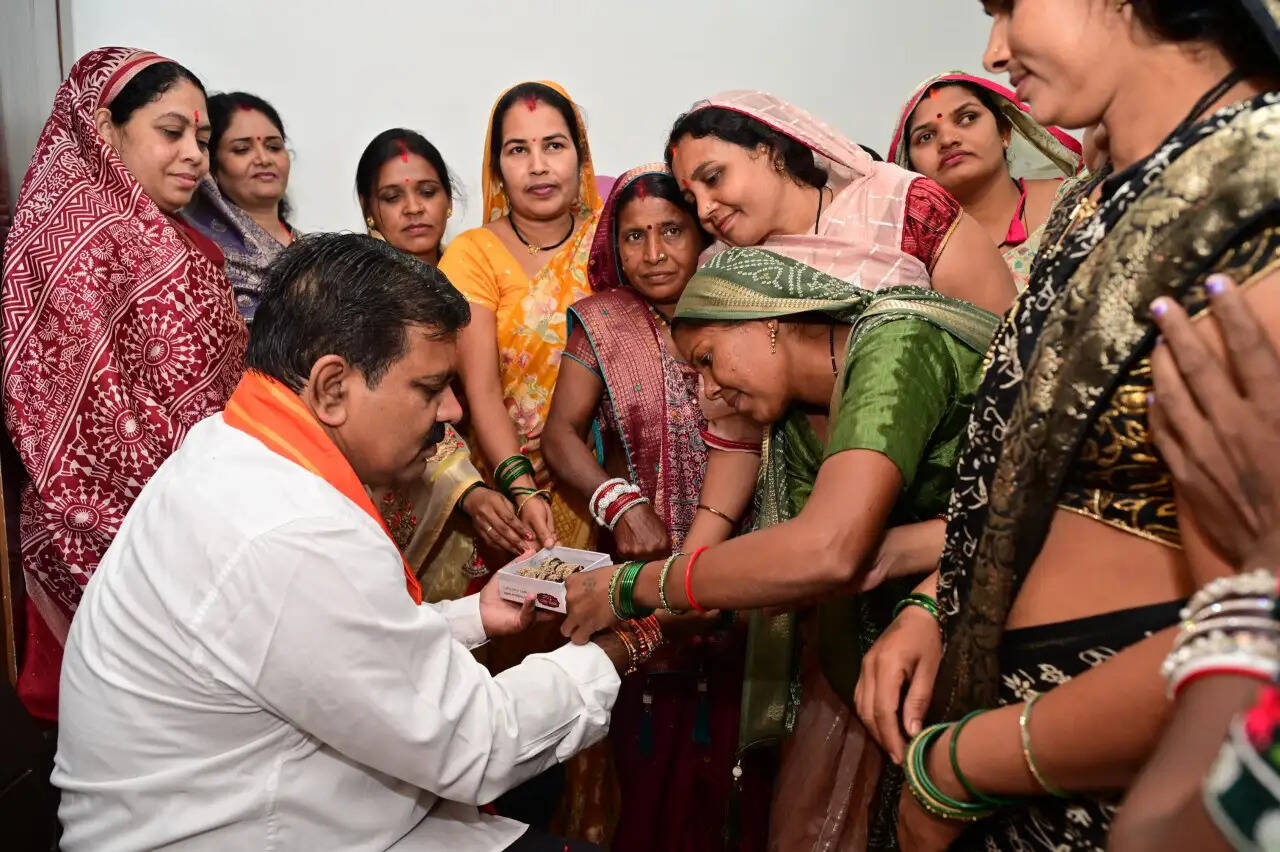 बिहान की दीदियों ने उपमुख्यमंत्री शर्मा को राखी बांधकर दी बधाई, साझा किए गुजरात भ्रमण के अनुभव