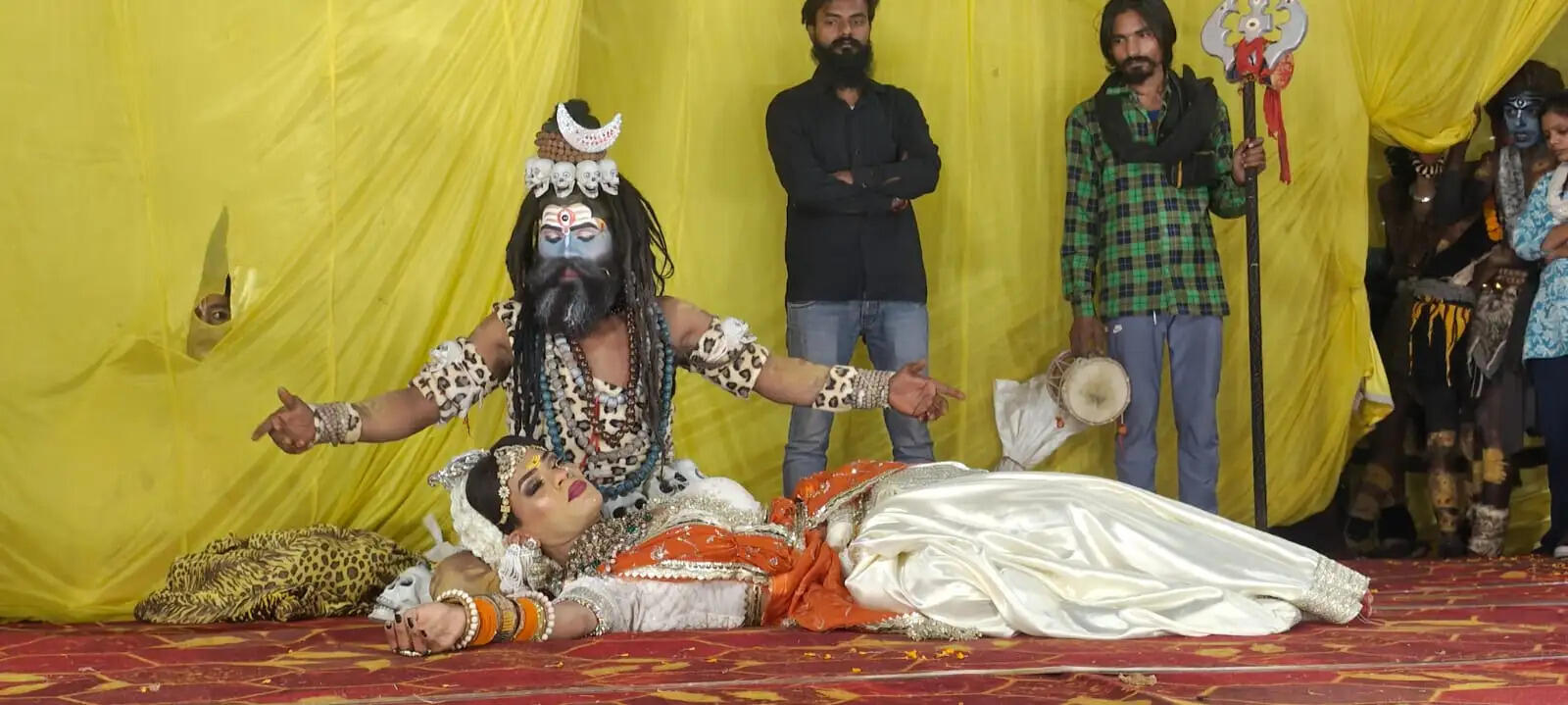 पारंपरिक शस्त्रों के साथ सड़क पर उतरे भगवाधारी, जय श्री राम के नारे से गूंजा शहर