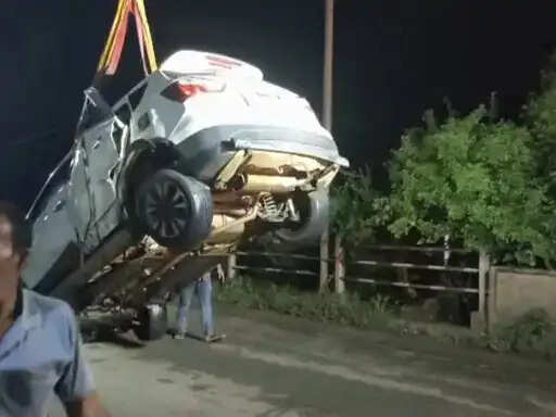 अनूपपुर: सोन नदी पुल का रेलिंग तोड 40 फीट नीचे गिरी कार, तीन लोग घायल