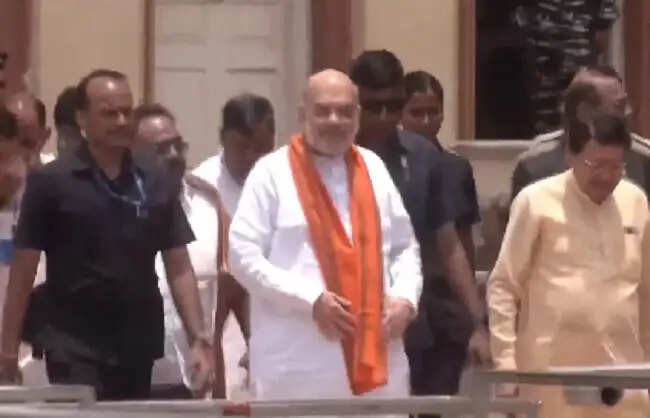 कोलकाता पहुंचे केंद्रीय गृह मंत्री अमित शाह, दक्षिणेश्वर काली मंदिर में की पूजा-अर्चना