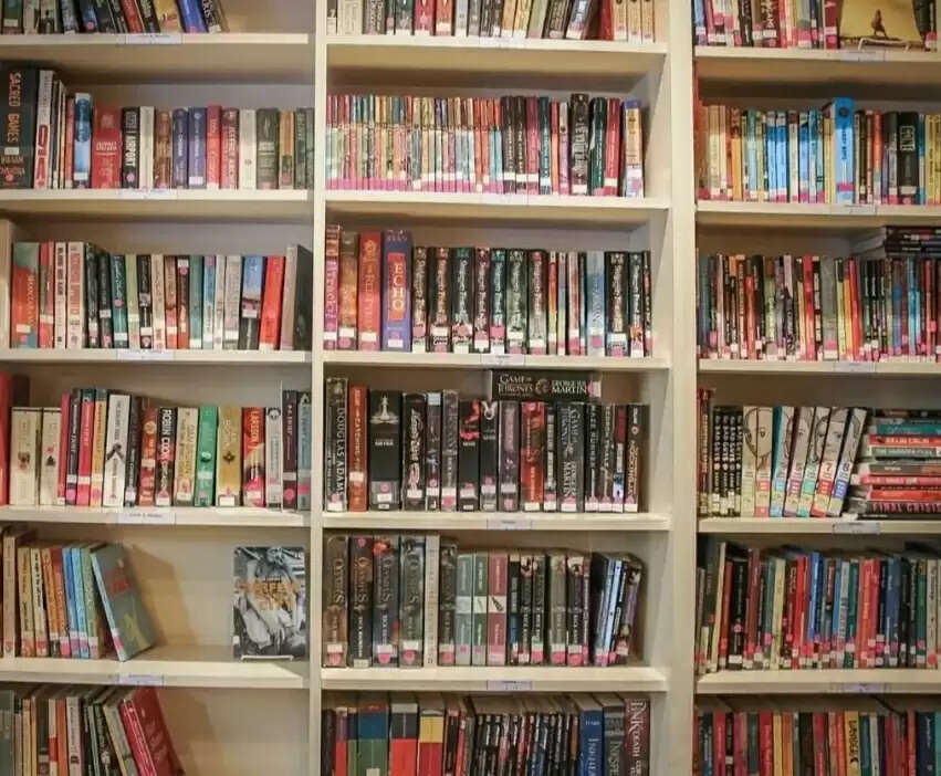 श्री दुर्गा पूजा और रावण दहन समिति इस बार किताबों की थीम पर बन रहा पंडाल