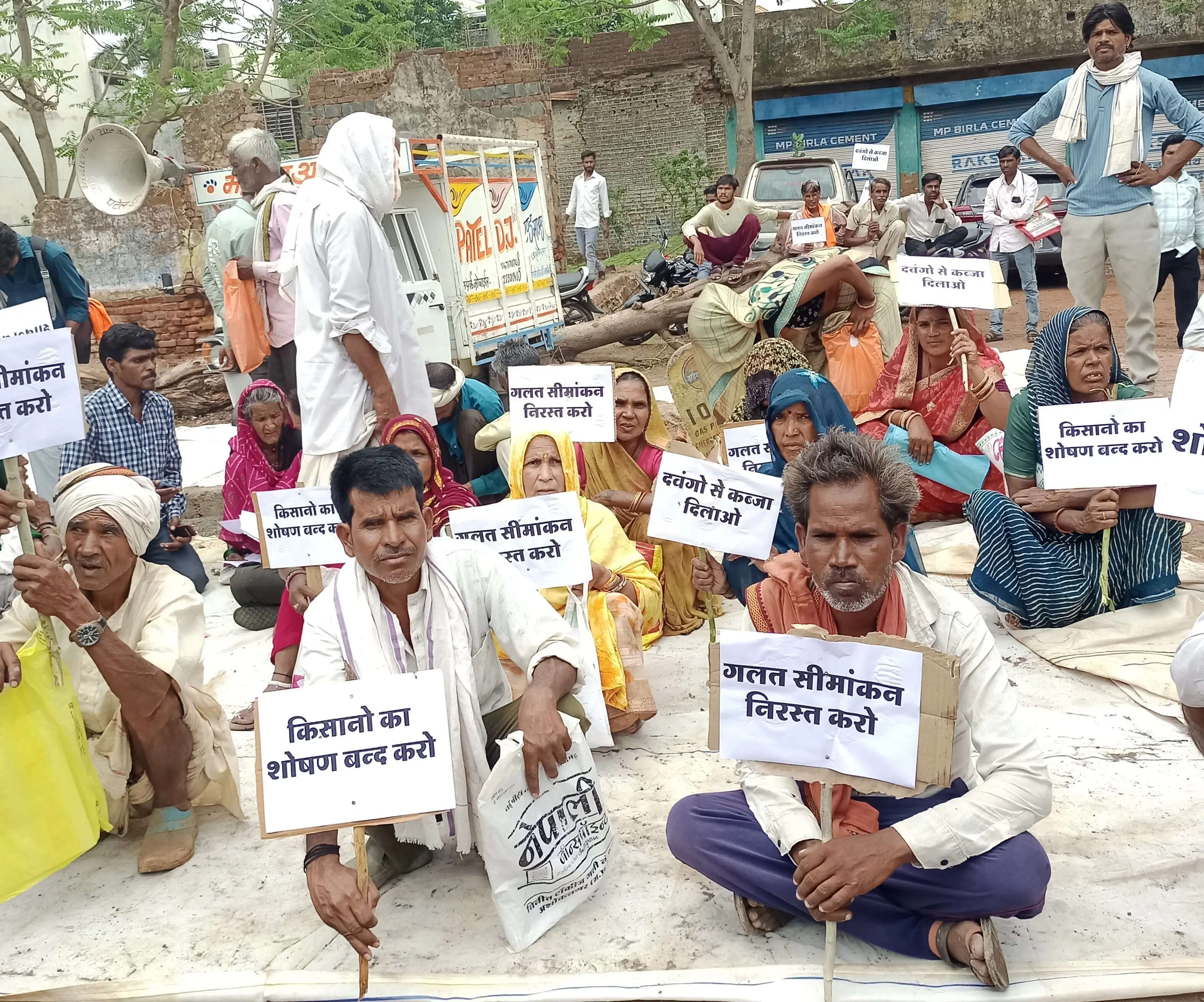 अशोकनगरः कलेक्ट्रेट में हाईवोल्टेज ड्रामा, जनसुनवाई में किसी ने छिडक़ा ज्वलनशील पदार्थ तो कोई इच्छा मृत्यु मांगने पहुंचा