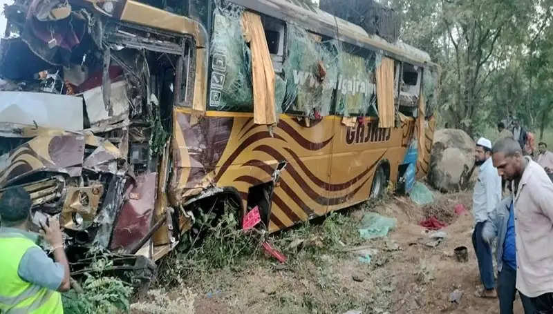 इंदौर से अहमदाबाद जा रही बस की सड़क किनारे खड़ी बस से टक्कर, दो बच्चों समेत चार की मौत, 17 घायल
