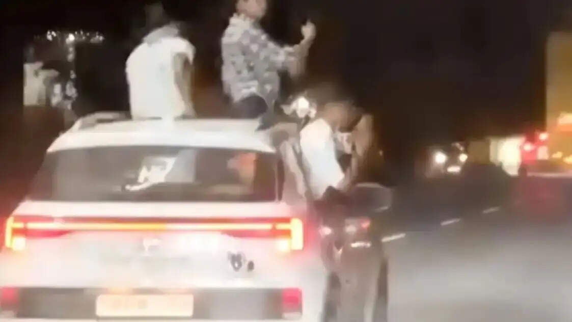 हाइवे पर चलती कार में स्टंटबाजी और रील वायरल होना पड़ी भारी, गाड़ी मालिक गिरफ्तार, गाड़ी सीज