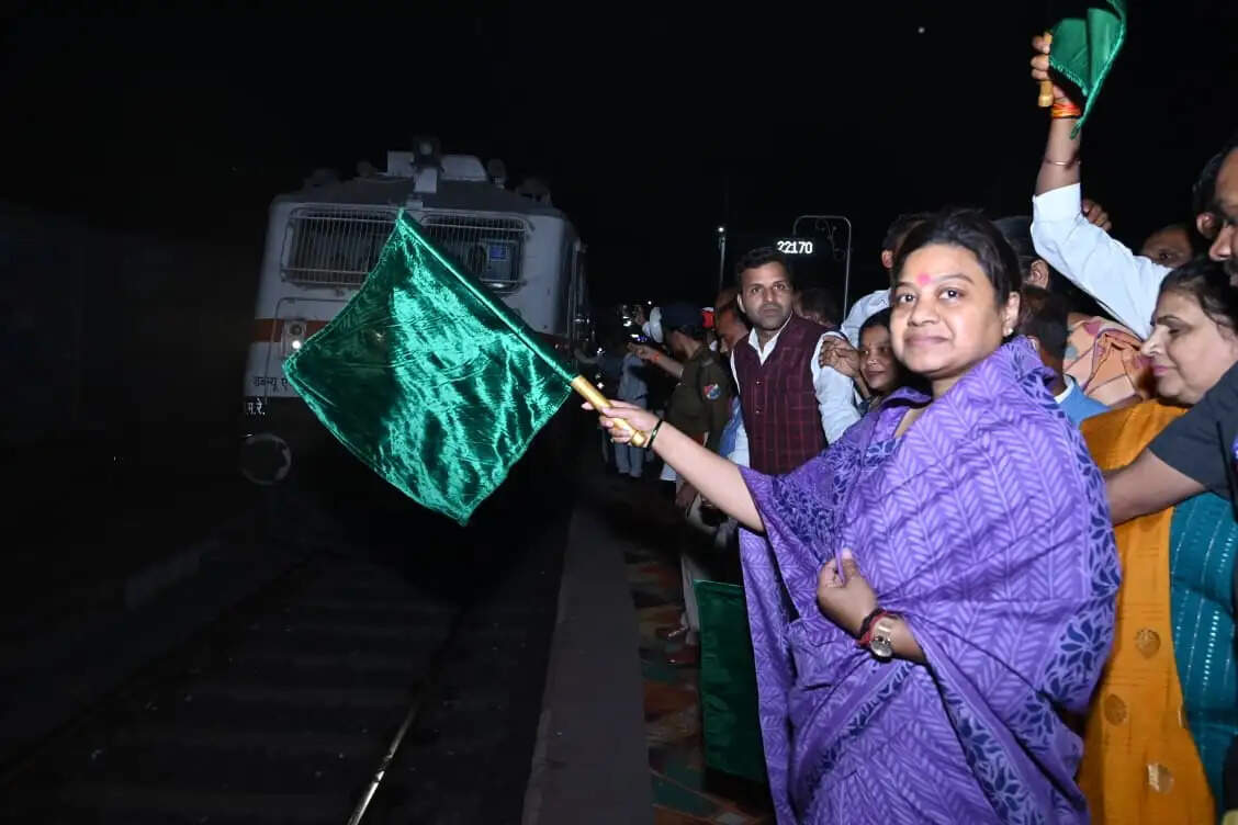 अनूपपुर: नागपुर- शहडोल को शीघ्र आयेगी अनूपपुर, सांतरागाछी-रानी कमलापति एक्सप्रेस को सांसद ने दिखाई झंडी