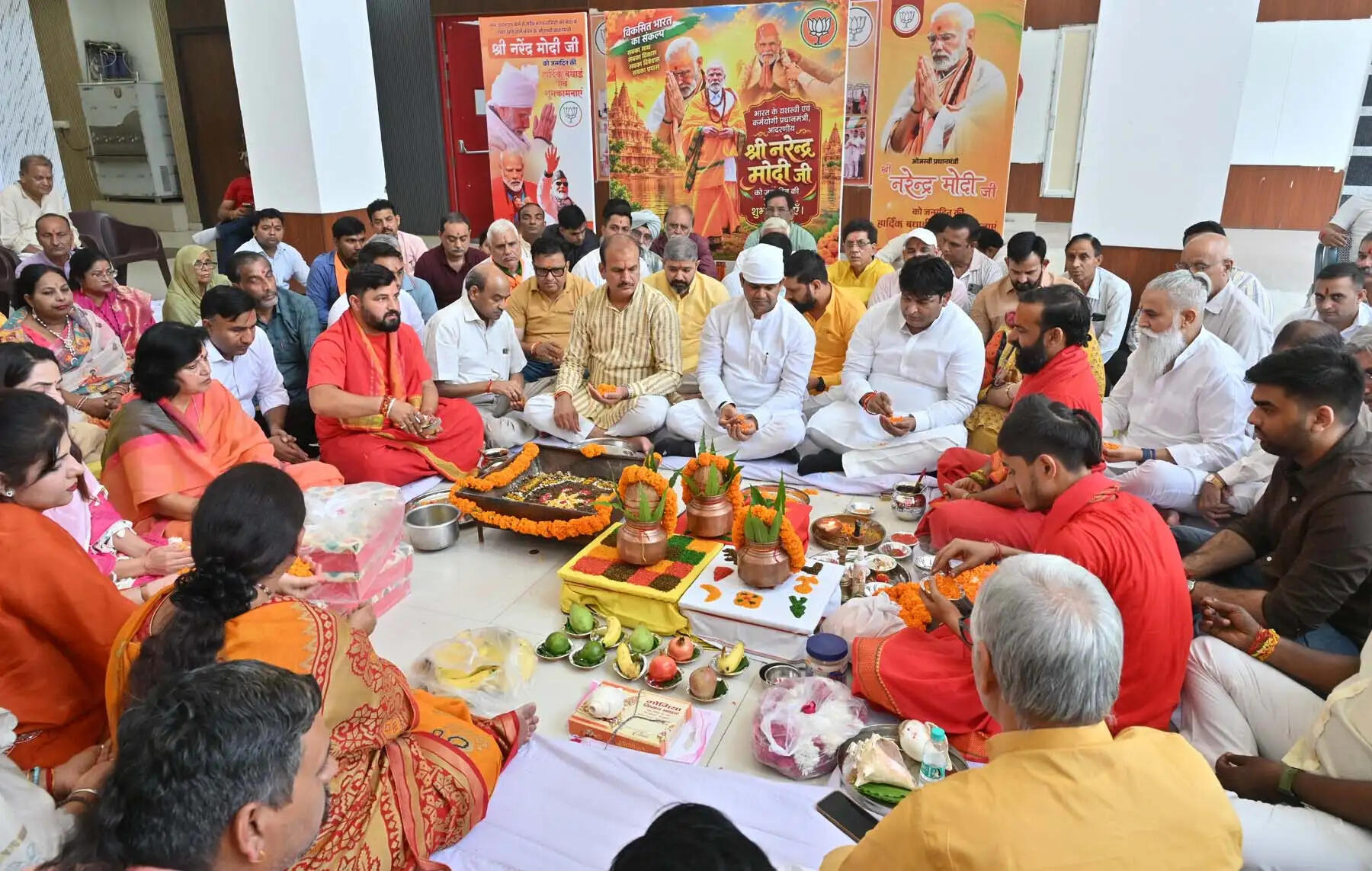 गुरुग्राम: प्रधानमंत्री नरेंद्र मोदी के जन्मदिन पर भाजपा कार्यालय में किया गया हवन-पूजन