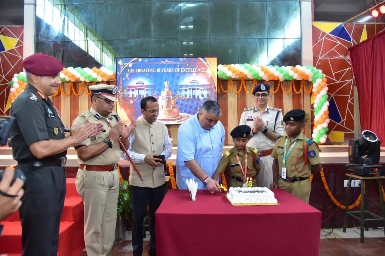 अम्बिकापुर : सैनिक स्कूल के 18वें स्थापना दिवस पर गूंजा राष्ट्रसेवा का संकल्प, कैडेट्स के नवाचार और प्रतिभा ने मोहा मन
