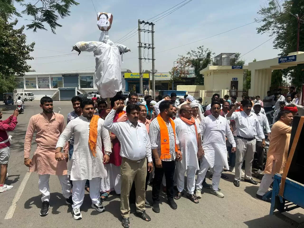 जींद : विश्व हिंदू परिषद कार्यकर्ताओं ने फूंका ममता सरकार का पुतला