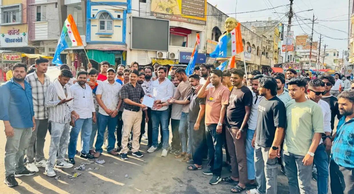 अनूपपुर: मीनाक्षी नटराजन का नामांकन रद्द मामले को लेकर युवा कांग्रेस और एनएसयूआई ने मुख्य चुनाव आयुक्त का पुतला फूंका