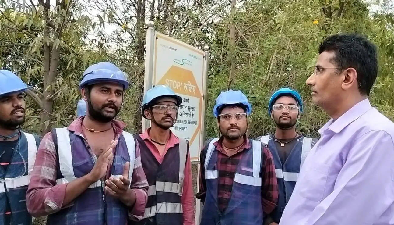 दमोहः श्रमिकों की शिकायतों पर डायमंड सीमेंट प्रबंधन को नोटिस