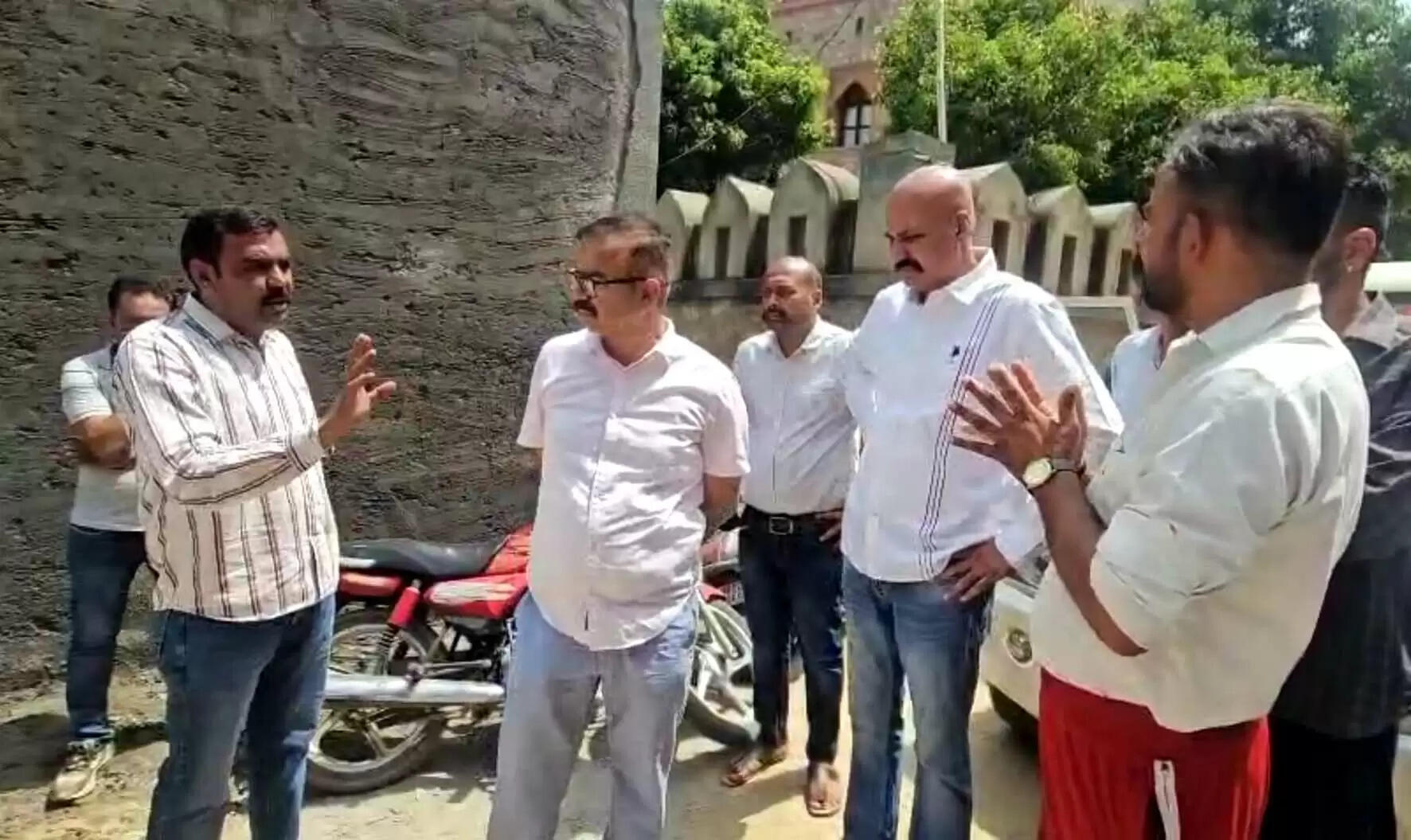 हिसार :नाले पर अवैध निर्माण की जांच करनेे पहुंचे अधिकारी, अस्पताल ने मांगा एक सप्ताह का समय