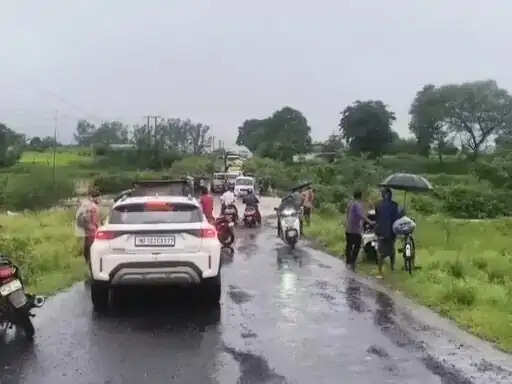 अनूपपुर: बारिश ने अमरकंटक मार्ग पर आवागमन रोका: पुलिया के उपर 1-2 फीट पानी