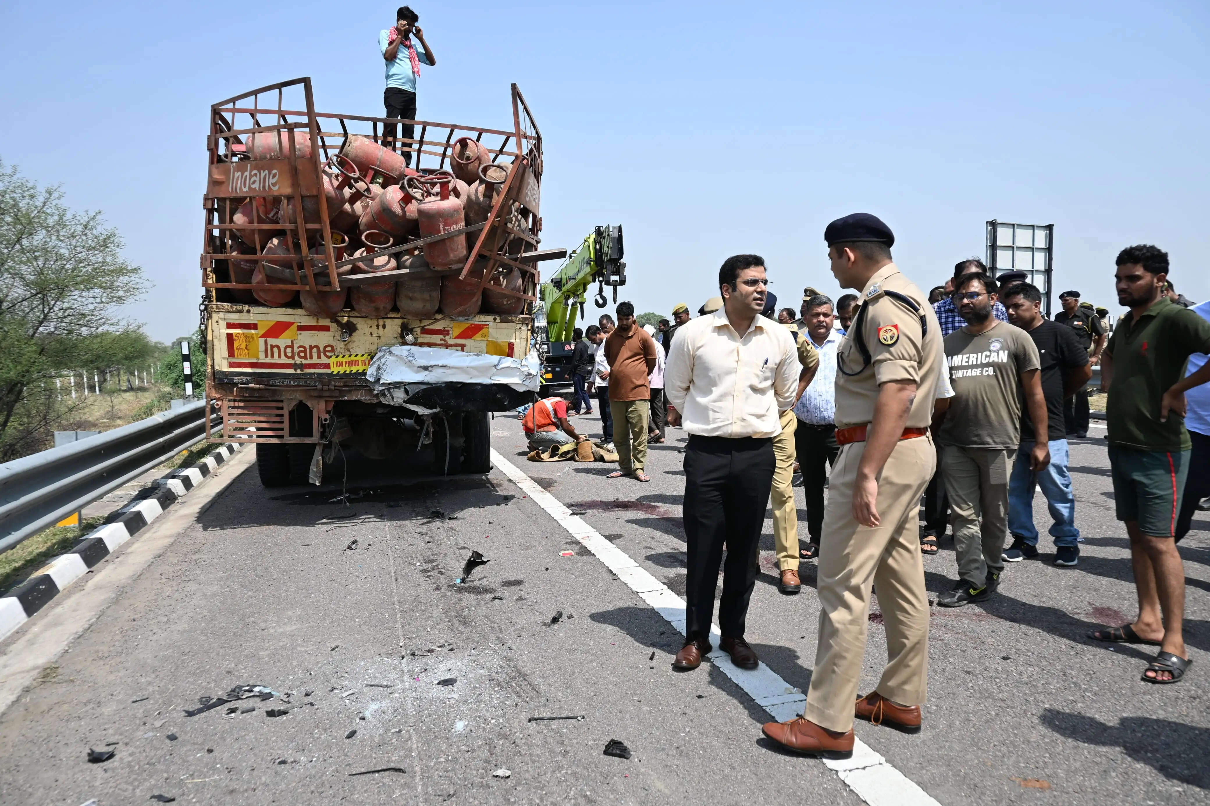 बुंदेलखंड एक्सप्रेसवे पर डीसीएम में घुसी स्कार्पियो, एक परिवार के चार लोगों की मौत, एक बच्ची घायल