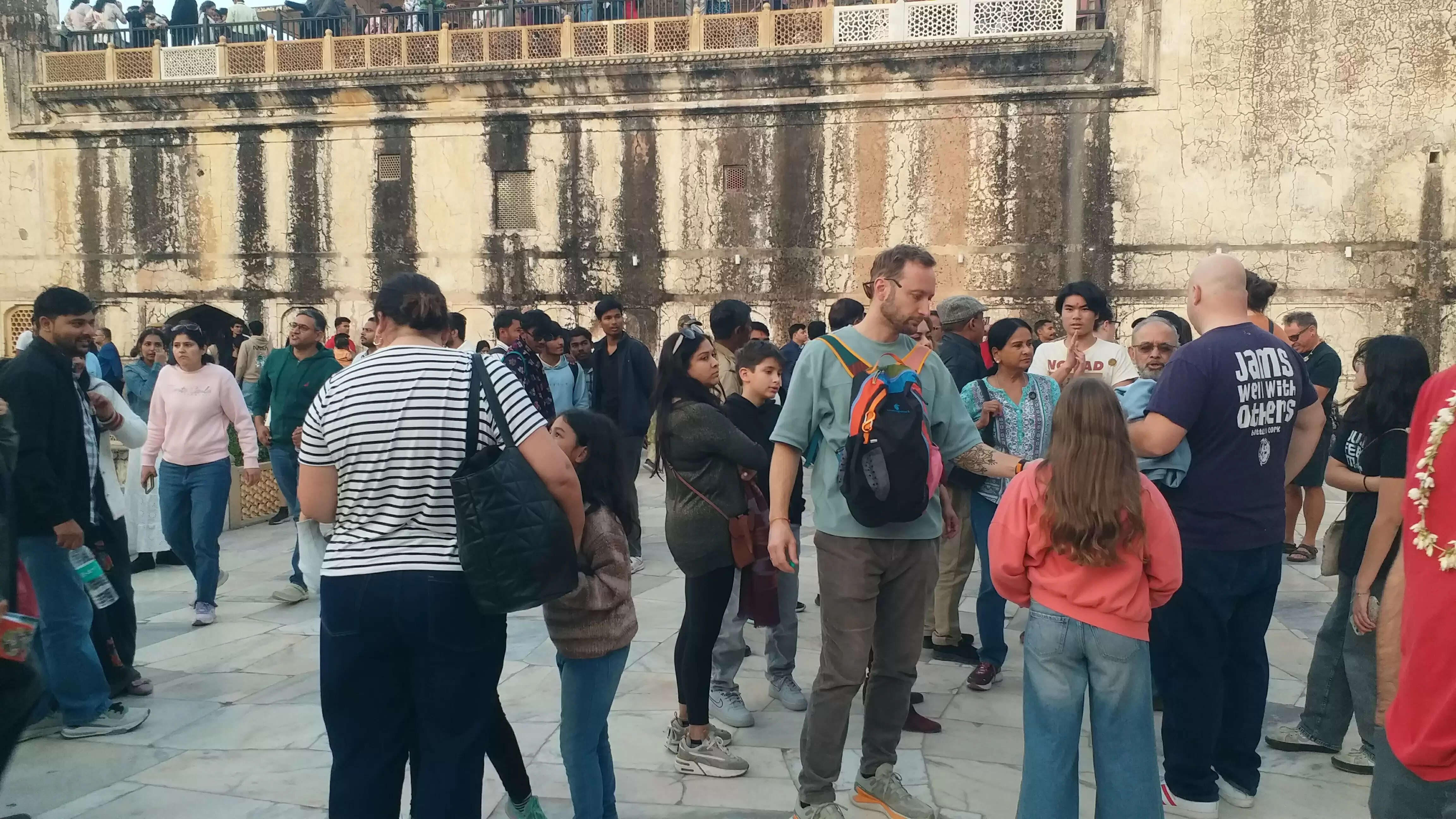 नववर्ष के जश्न में डूबी पिंकसिटी: पर्यटक स्थलों पर उमड़ा सैलानियों का हुजूम