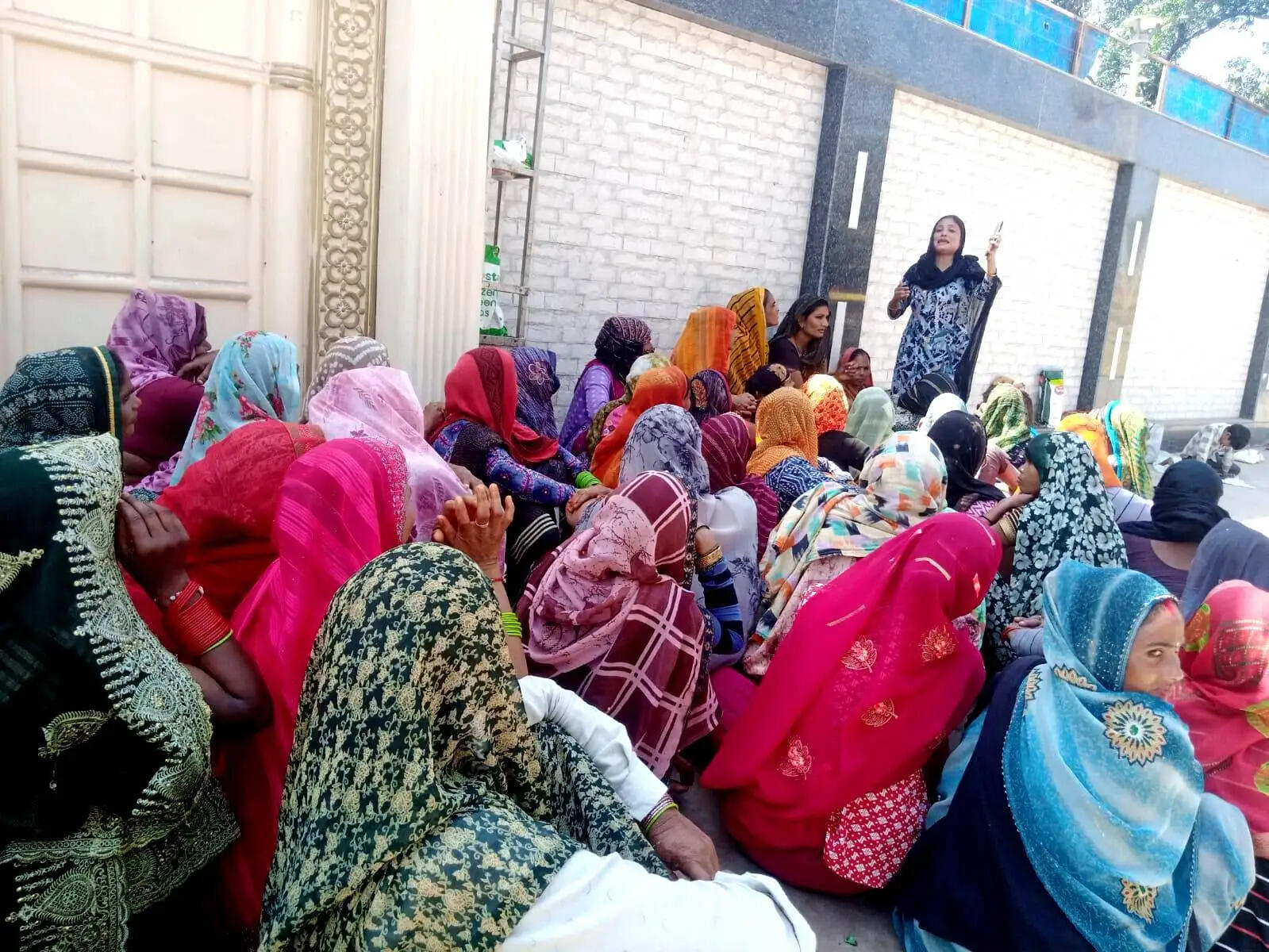 मदद के लिए महिलाएं हेल्पलाइन नंबरों 1090 एवं 112 पर करें संपर्क