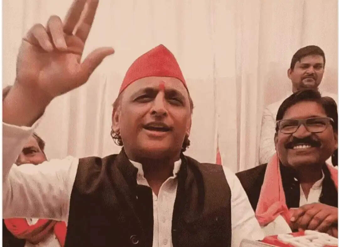 मुख्यमंत्री की विदेश यात्रा से नहीं आएगा निवेश : अखिलेश यादव