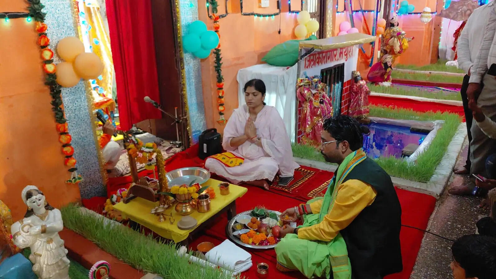 फर्रुखाबाद: पुलिस लाइन में एसपी ने कान्हा के जन्म दिन पर की पूजा अर्चना, मातहतों को समझाया कन्हैया की लीला का संदेश