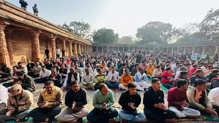धारः भोजशाला में हजारों की संख्या में हिंदू समाज के सत्याग्रही पहुंचे, पूजा अर्चना की
