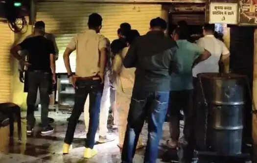 जबलपुर : आचार-पापड़ की दुकान में भीषण आग