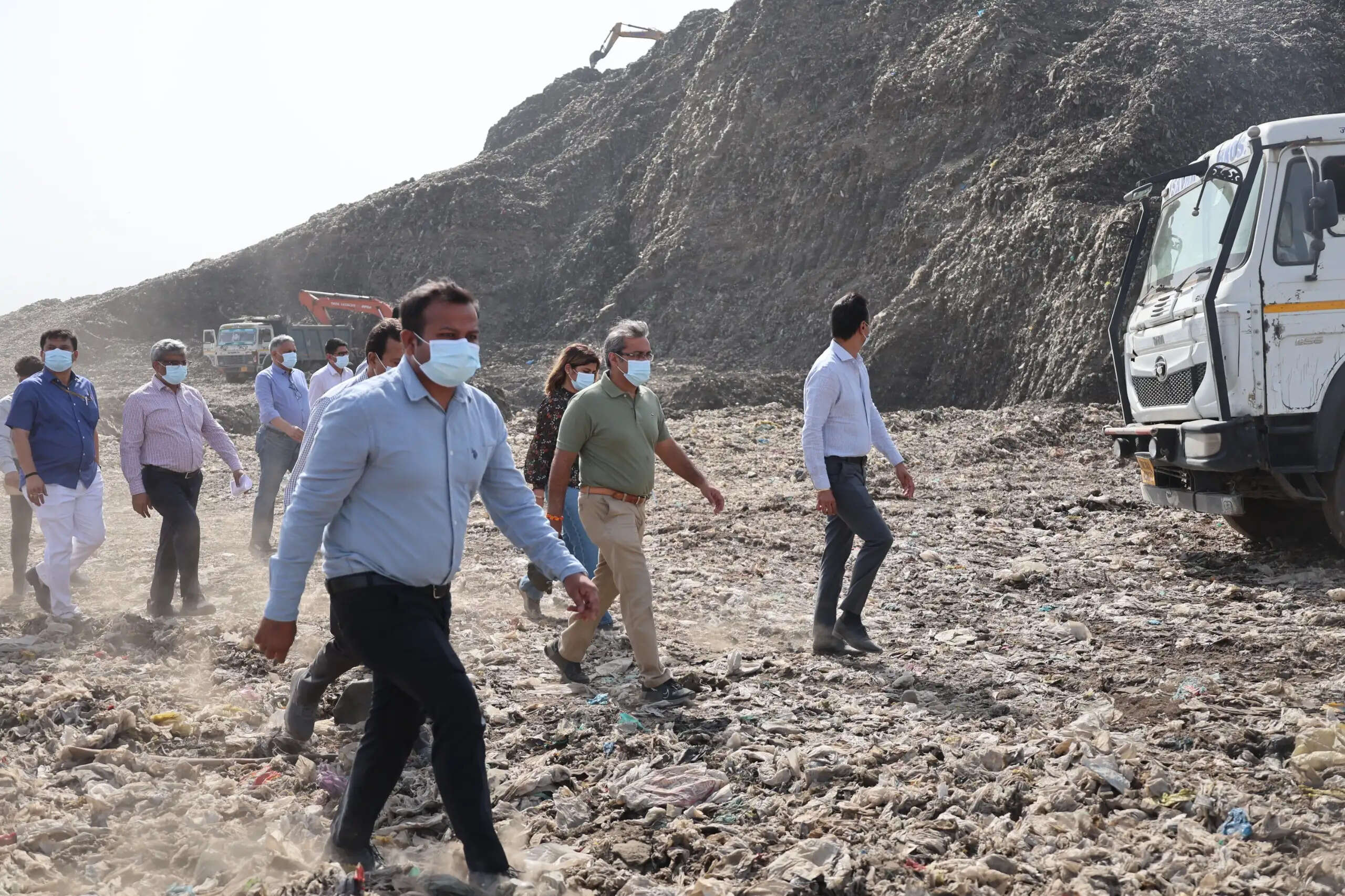 निगमायुक्त खिरवार ने ओखला लैंडफिल पर बायो-रिमेडिएशन कार्य प्रगति की समीक्षा की