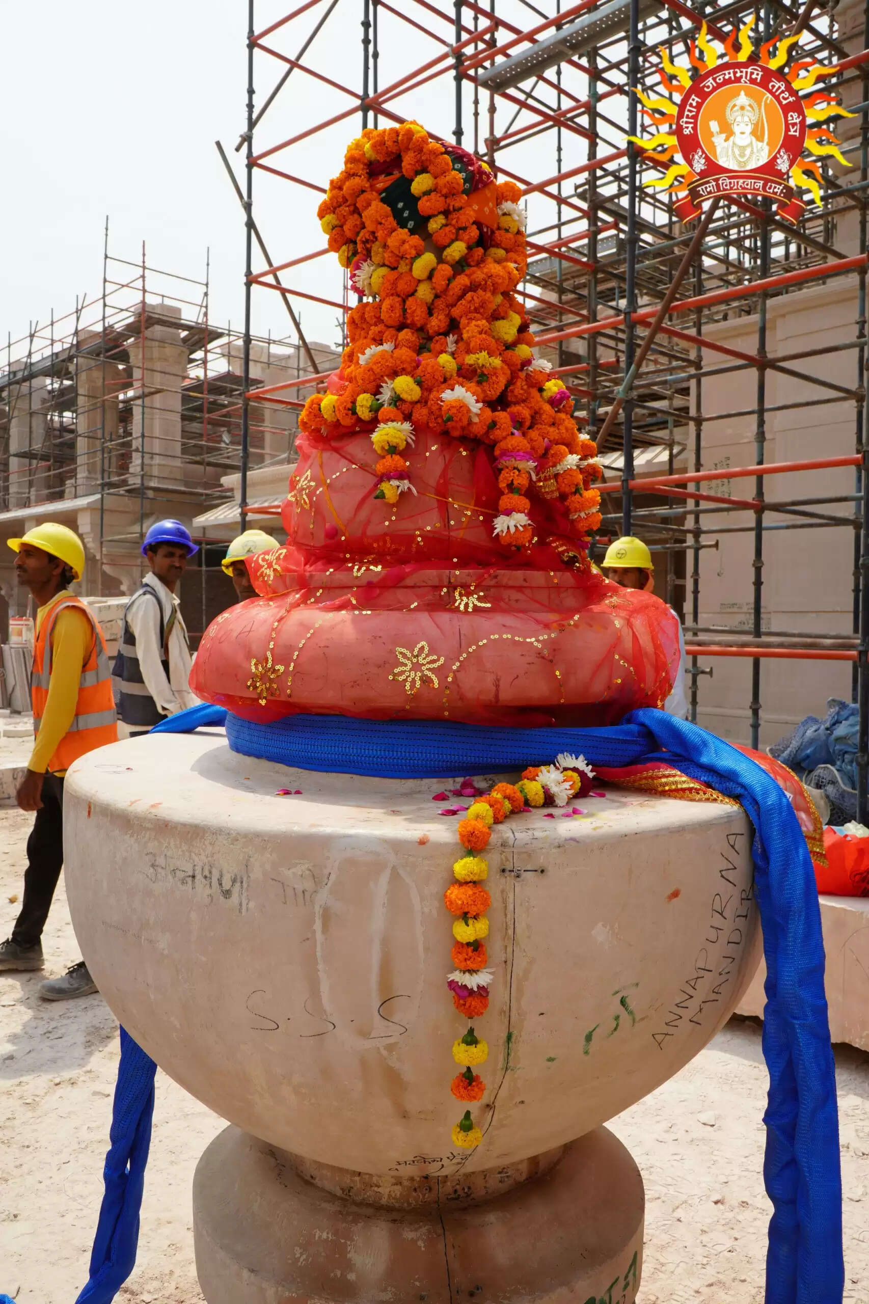 अन्नपूर्णा माता मन्दिर का शिखर कलश अनुष्ठान पूर्वक स्थापित किया गया