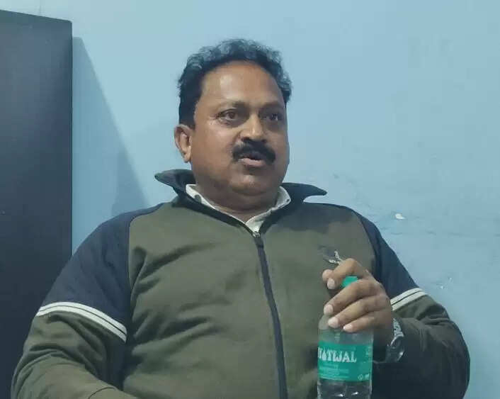 पुलिस को देख भागने लगा विशेष प्रमंडल के उद्दंड लेखा लिपिक, फर्जीवाड़ा करने का है आरोपित